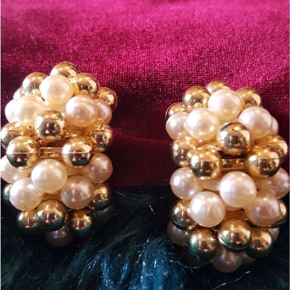 VINTAGE CLIP PEARL & GOLD EARRINGS - Picture 2 of 4